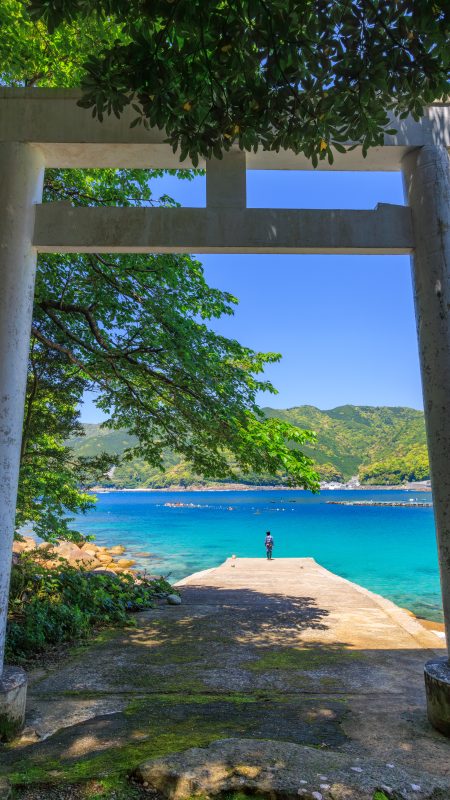 無料スマホ壁紙「鳥居から眺める青い海」