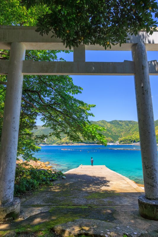阿古師神社の写真「鳥居から眺める青い海」