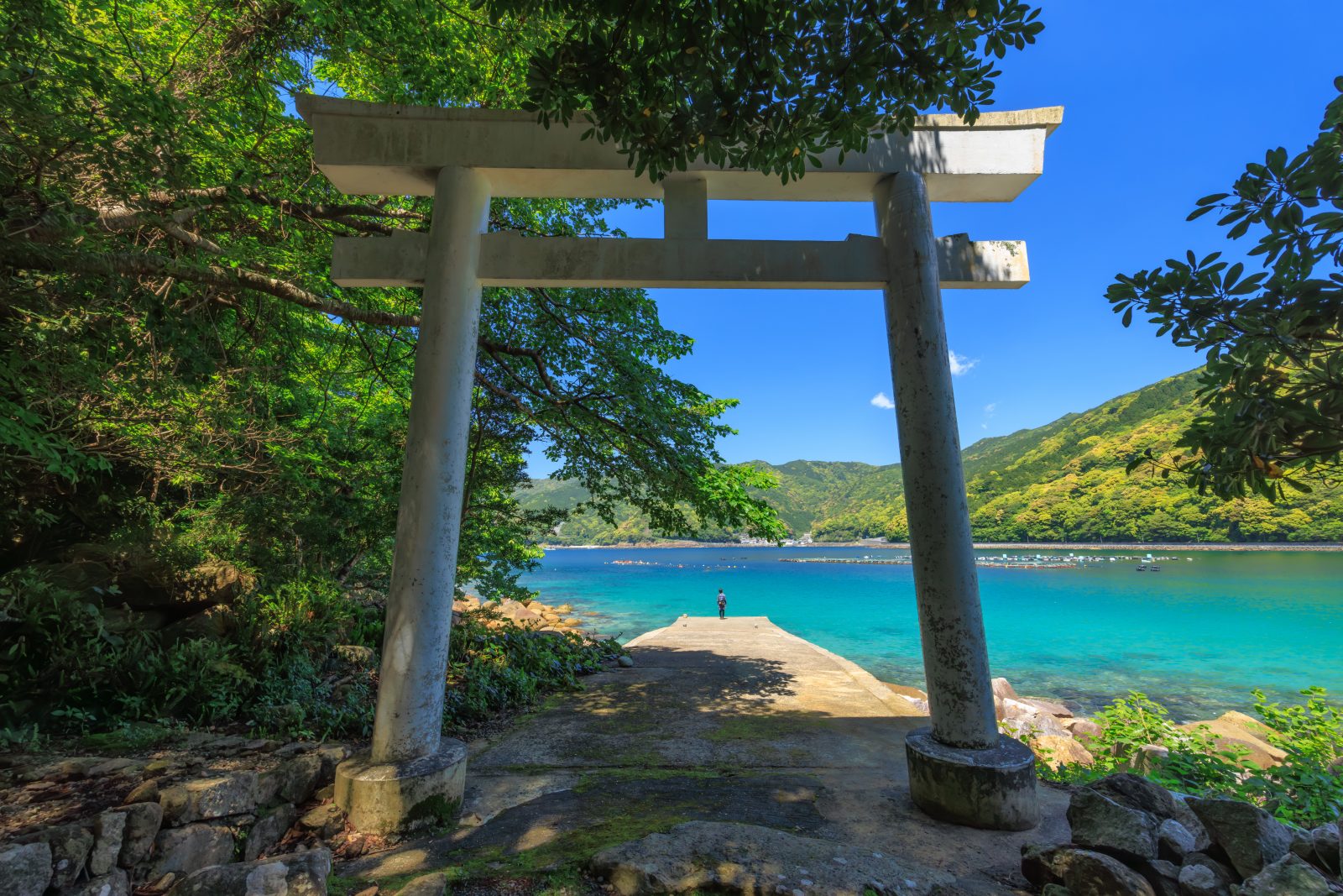 阿古師神社の写真「鳥居の先は青い海」