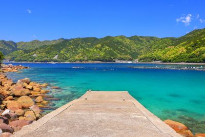 阿古師神社の写真「海からの参拝者を迎える突堤」