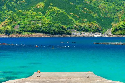 阿古師神社の写真「青い二木島湾」