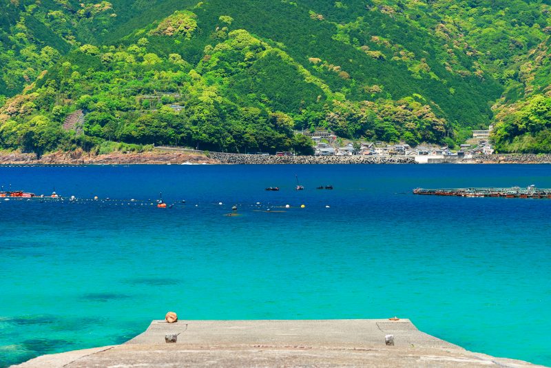 阿古師神社の写真「青い二木島湾」