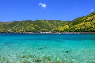 阿古師神社の写真「エメラルドグリーンに輝く二木島湾」