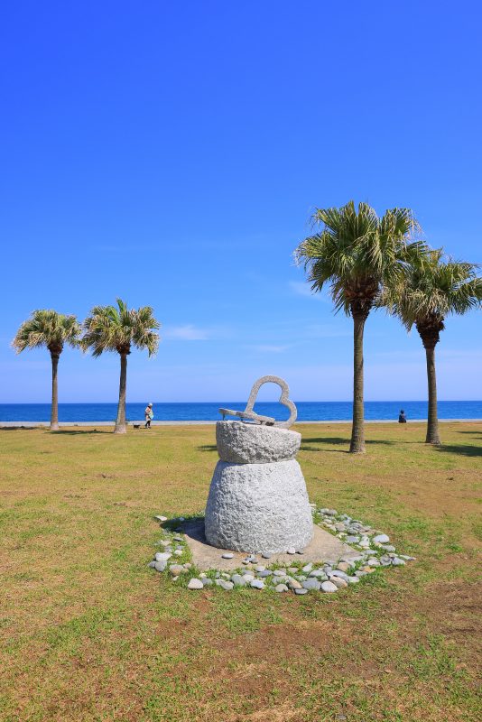 七里御浜ふれあいビーチの写真「ハートのモニュメントとヤシの木と芝生」