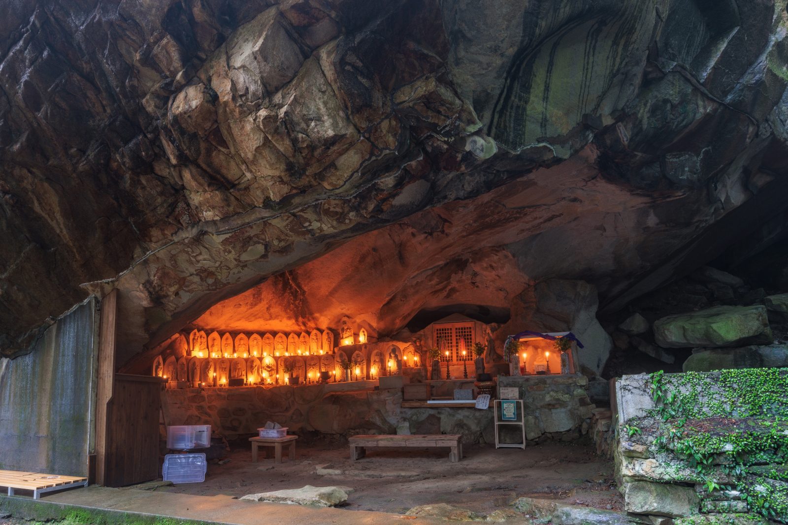 岩屋堂の写真「巨大な岩のお堂」