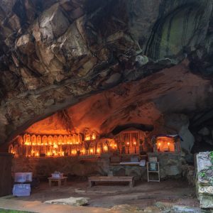 岩屋堂の写真「巨大な岩のお堂」