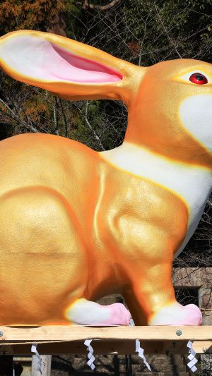 黄金に輝く卯のジャンボ干支