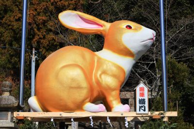 辰水神社のジャンボ干支の写真「黄金に輝く卯のジャンボ干支」