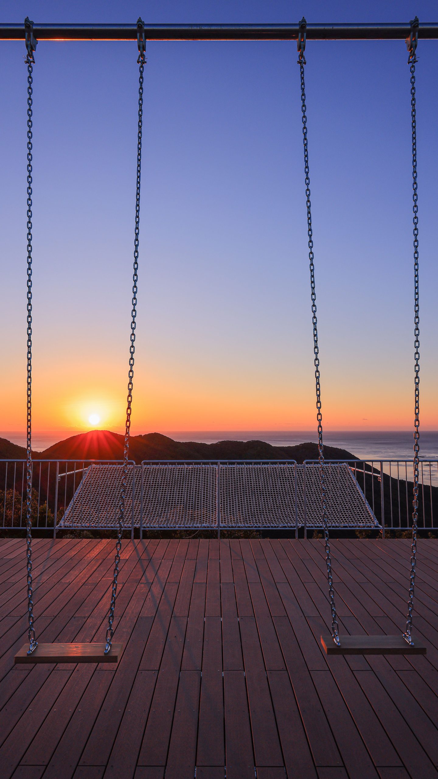 無料スマホ壁紙 たちばな展望台から眺める初日の出。AndroidとiPhoneに対応した4K高画質の無料待ち受け画像。三重県南伊勢町の鵜倉園地で撮影したフリー写真素材