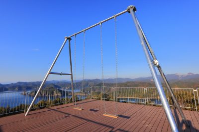 鵜倉園地の写真「たちばな展望台と海とブランコ」