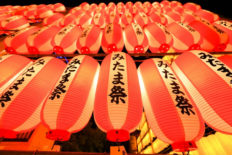 三重県護国神社の写真「万灯みたま祭の赤い提灯」