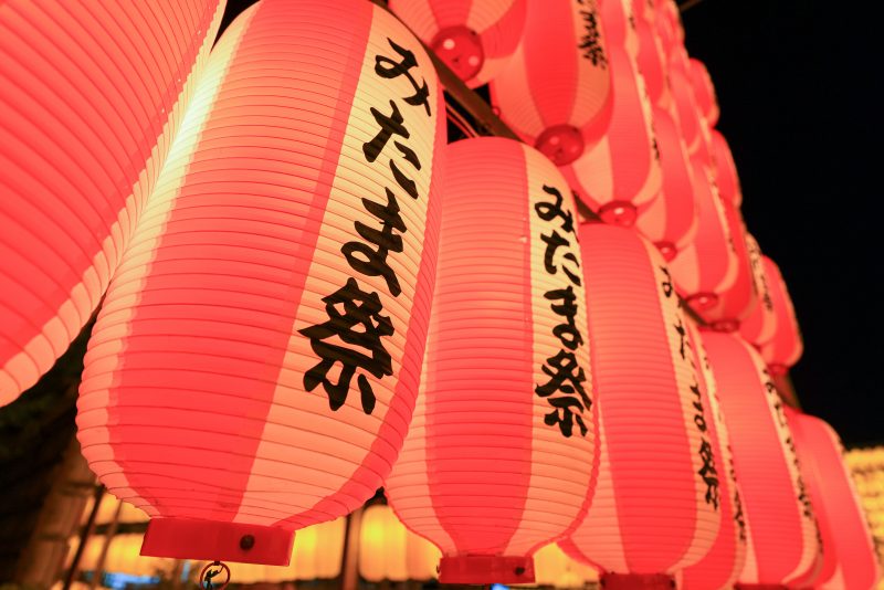 三重県護国神社の写真「赤色の提灯」