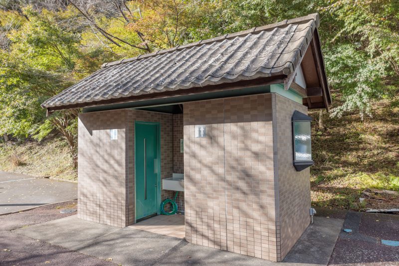 丸山公園のドウダンツツジの写真「駐車場にあるトイレ」