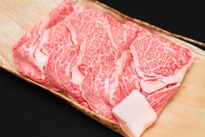 松阪牛の写真「竹皮に包まれた松阪牛（右下に牛脂）」