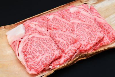松阪牛の写真「竹皮に包まれた松阪牛（左上に牛脂）」