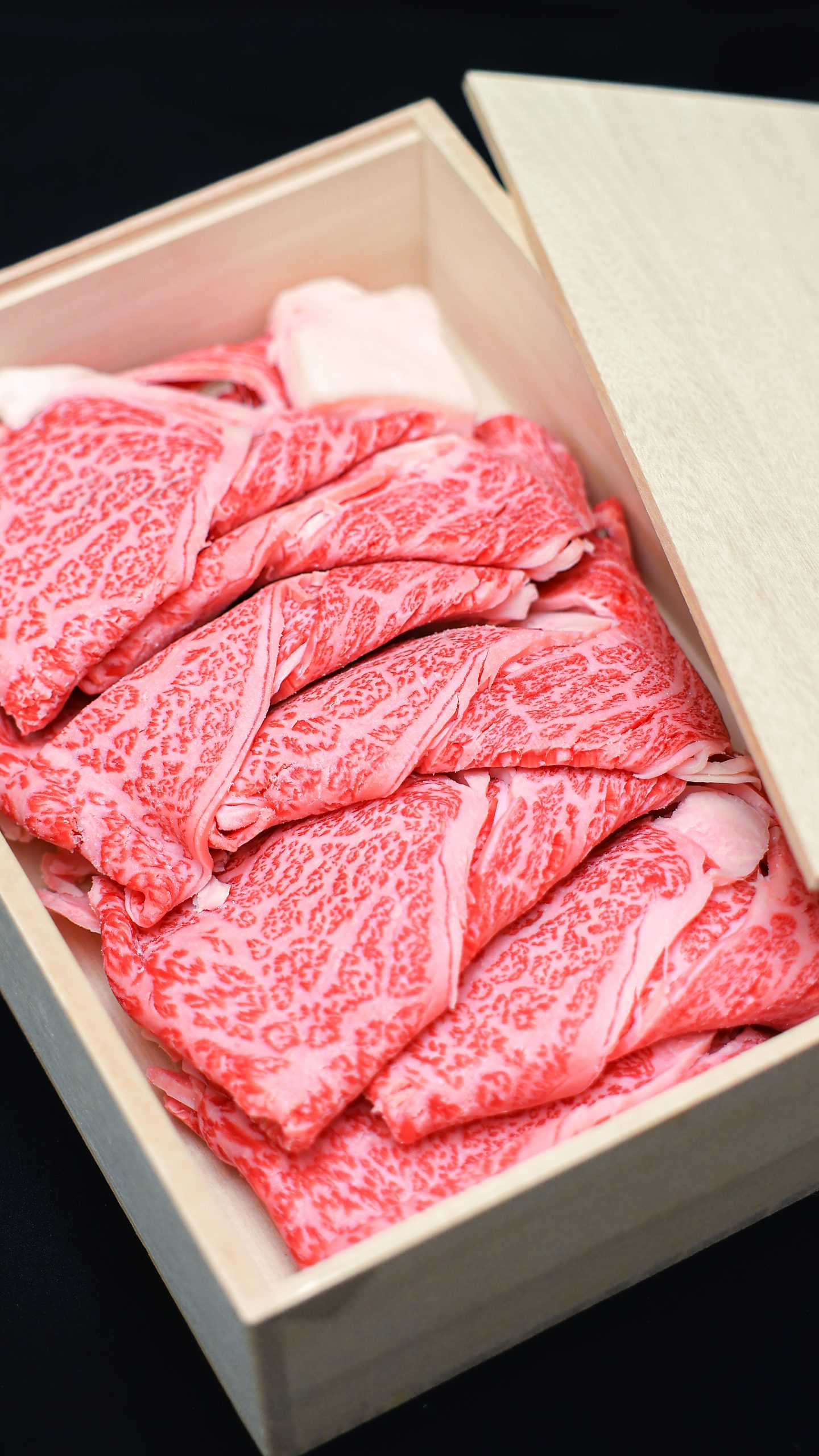 無料スマホ壁紙 木箱に入る松阪牛。AndroidとiPhoneに対応した4K高画質の無料待ち受け画像。三重県三重グルメの松阪牛で撮影したフリー写真素材