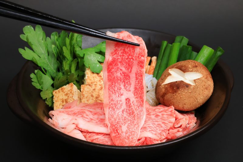 松阪牛の写真「松阪牛のすき焼きの箸上げ（土鍋）」