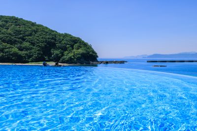 城ノ浜プール＆ビーチの写真「インフィニティプールから海を眺める人」