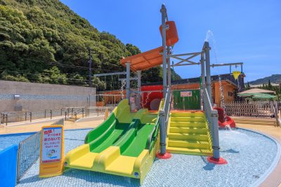 城ノ浜プール＆ビーチの写真「水仕掛けのアスレチック」