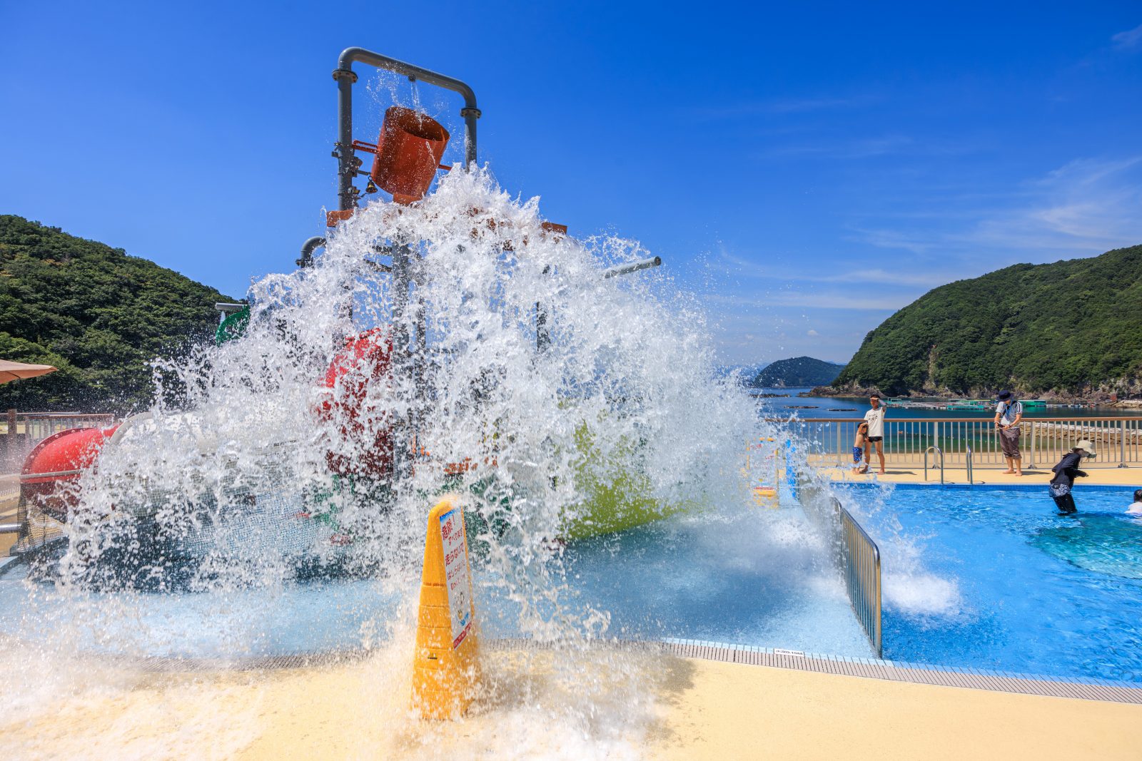 城ノ浜プール＆ビーチの写真「巨大バケツから降り注ぐ250リットルの水」