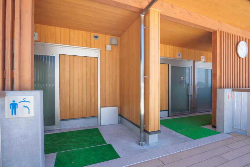 城ノ浜プール＆ビーチの写真「プール用の更衣室出入口（屋外側）」