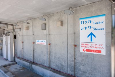 城ノ浜プール＆ビーチの写真「センターハウス１階にある無料の砂落としシャワー」