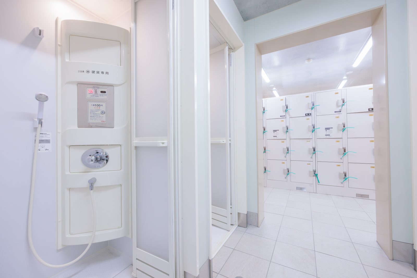 城ノ浜プール＆ビーチのフリー写真素材「コインシャワーと更衣室（海水浴用）」 | 三重フォトギャラリー