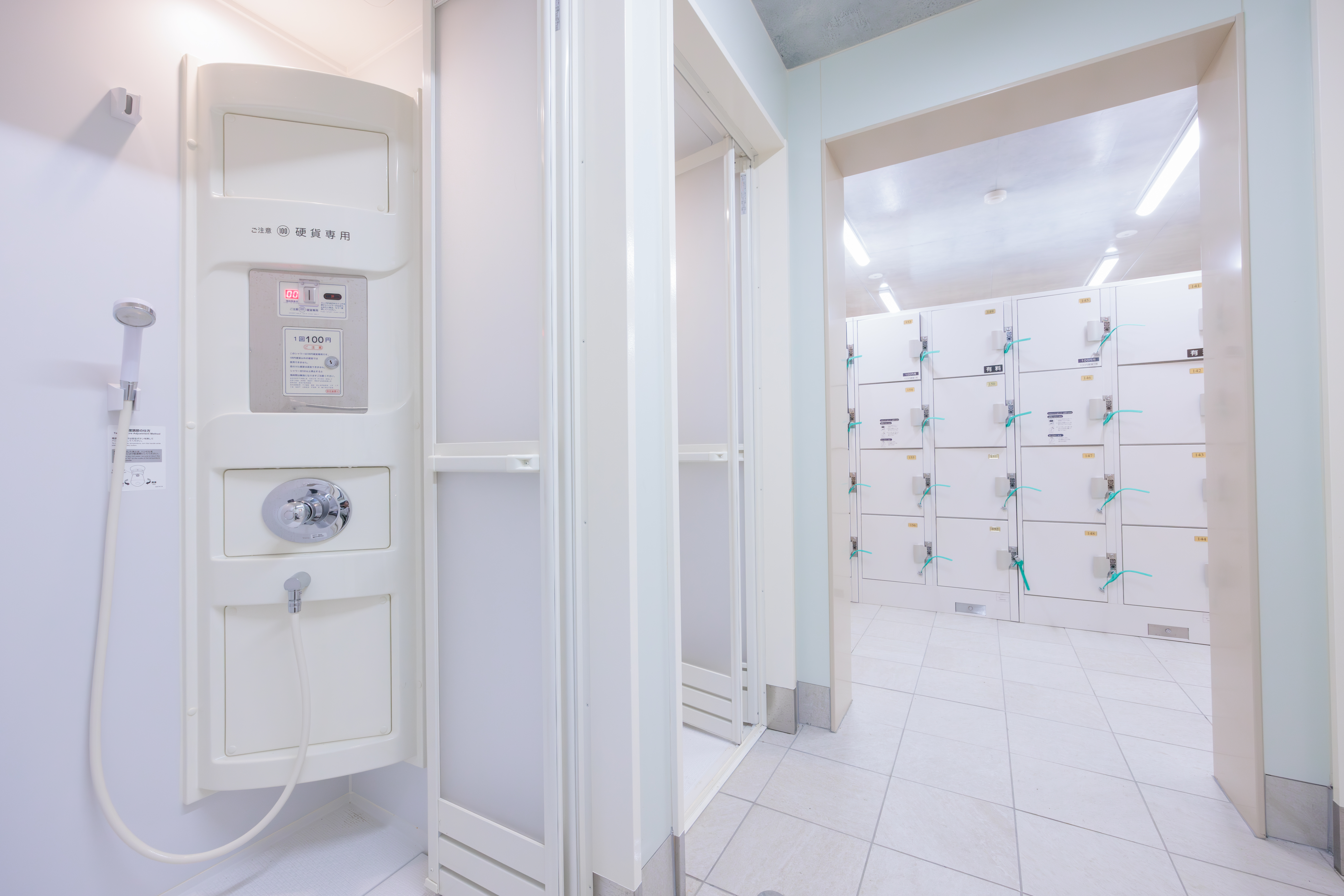 城ノ浜プール＆ビーチのフリー写真素材「コインシャワーと更衣室（海水浴用）」 | 三重フォトギャラリー