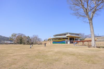 宮リバー度会パークの写真「芝生広場とレストハウス」