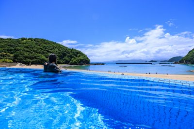 城ノ浜プール＆ビーチの写真「インフィニティプールから海を眺める女性」