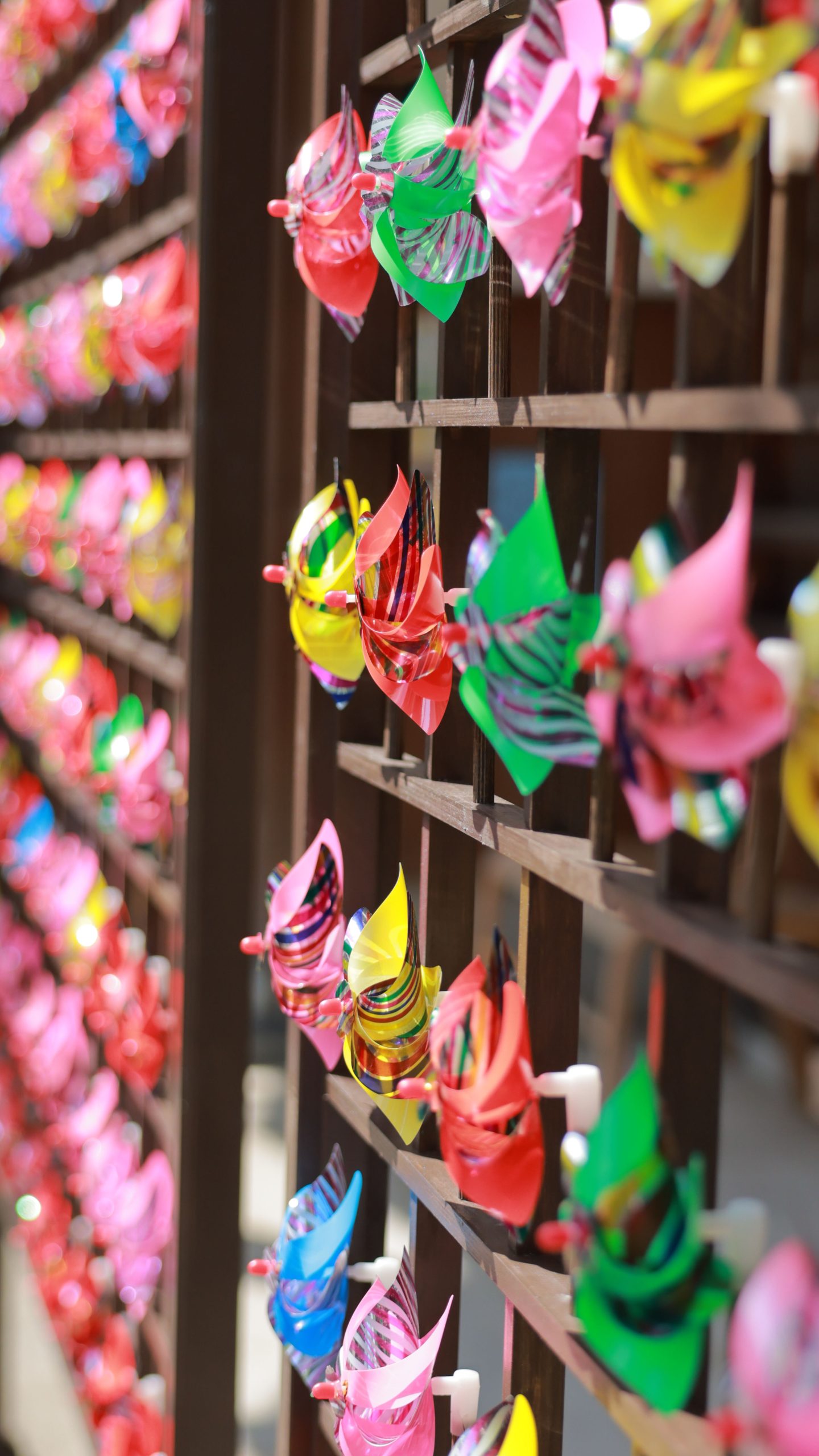 無料スマホ壁紙 風車棚を横から眺める。AndroidとiPhoneに対応した4K高画質の無料待ち受け画像。三重県伊賀市の広禅寺で撮影したフリー写真素材