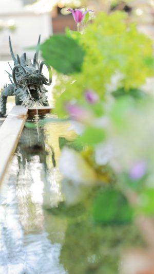 無料スマホ壁紙「花手水と龍」