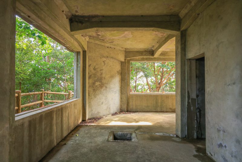 神島の写真「監的哨跡の映画ロケ地」