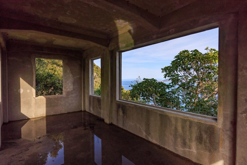神島の写真「監的哨跡から眺める海」