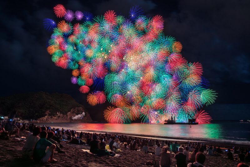熊野大花火大会の写真「2023年の彩色千輪菊（引き）」