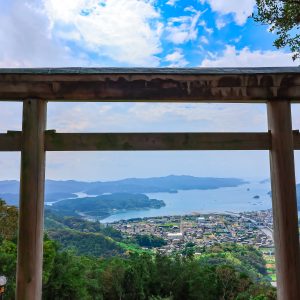 鳥居と南伊勢の町並み