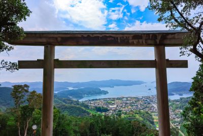 五ヶ所浅間山の写真「鳥居と南伊勢の町並み」
