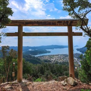 山頂に立つ鳥居と青空