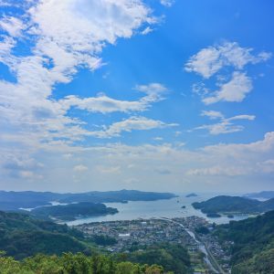 青空と南伊勢の町並み