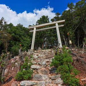 山頂へと続く石段