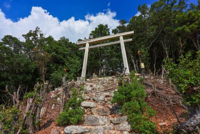 五ヶ所浅間山の写真「山頂へと続く石段」