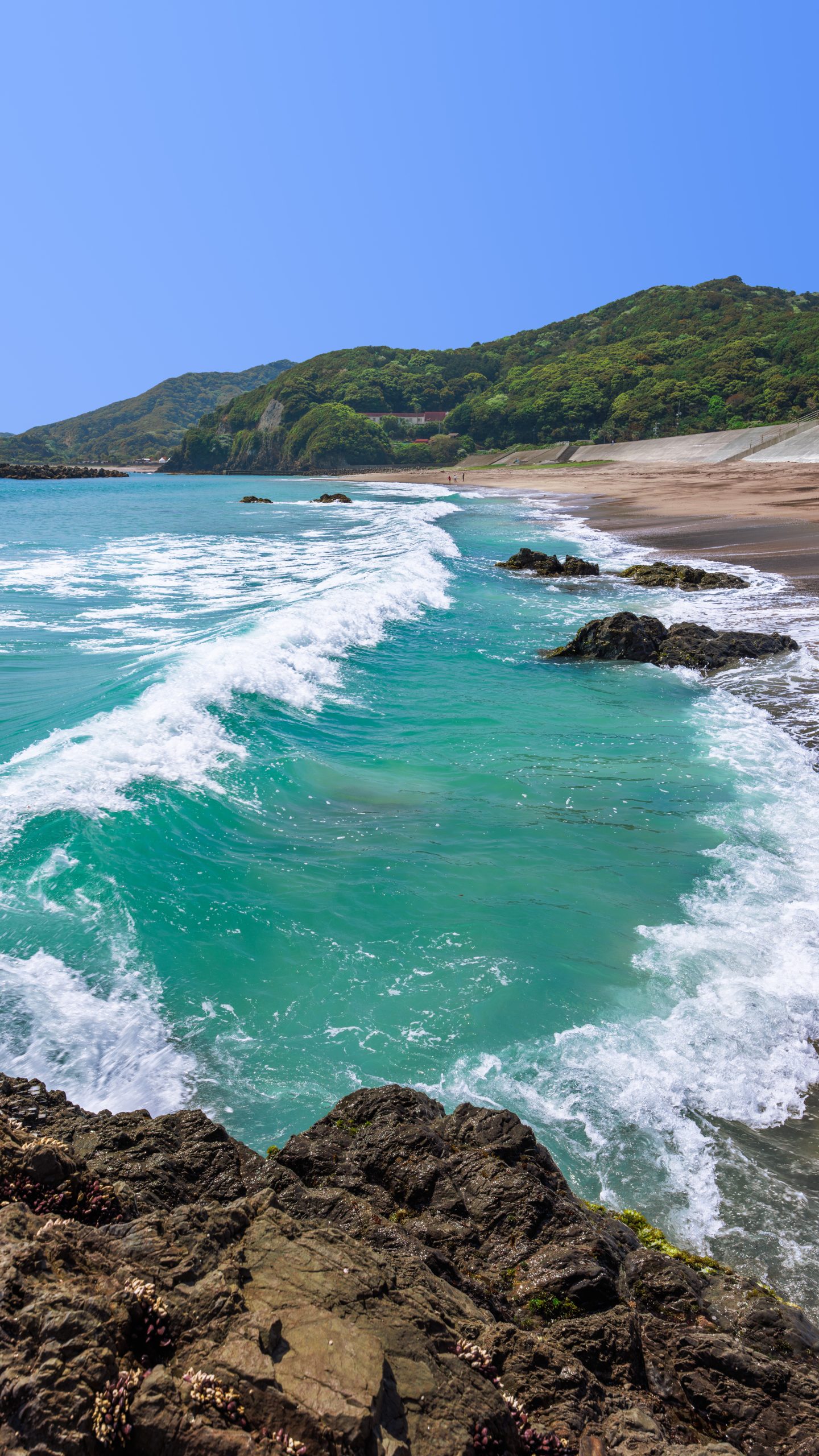 無料スマホ壁紙 南張ブルーの白波。AndroidとiPhoneに対応した4K高画質の無料待ち受け画像。三重県志摩市の南張海浜公園で撮影したフリー写真素材