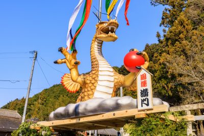 辰水神社のジャンボ干支の写真「黄金に輝く辰のジャンボ干支」