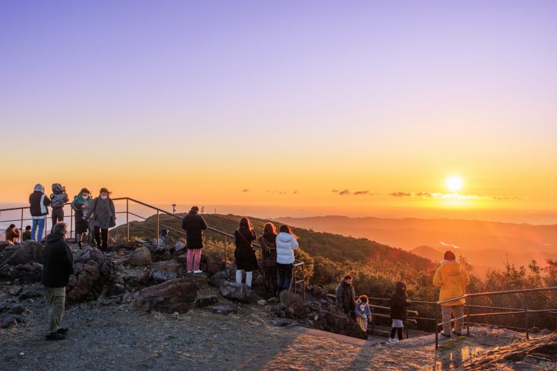 伊勢志摩スカイラインの写真「山頂展望台の階段付近から初日の出を眺める」