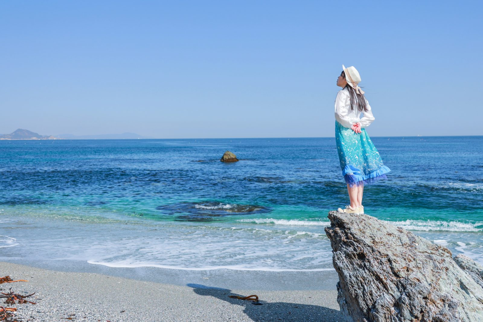 菅島の写真「おんま浜の岩に立つ人」