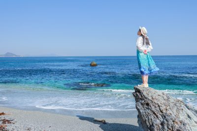 菅島の写真「おんま浜の岩に立つ人」