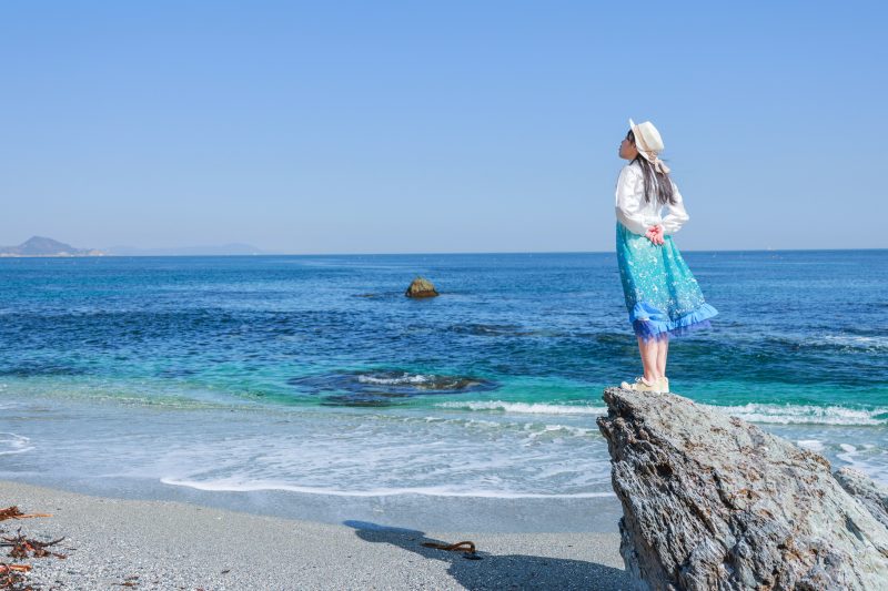 菅島の写真「おんま浜の岩に立つ人」