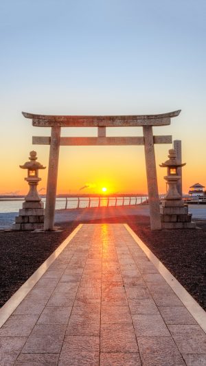無料スマホ壁紙「鳥居の真ん中から昇る日の出」