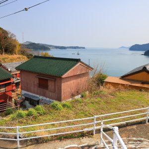 旧坂手小学校近くの坂道からの眺め