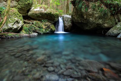 八重谷湧水の写真「八重滝と青く澄んだ滝壺」